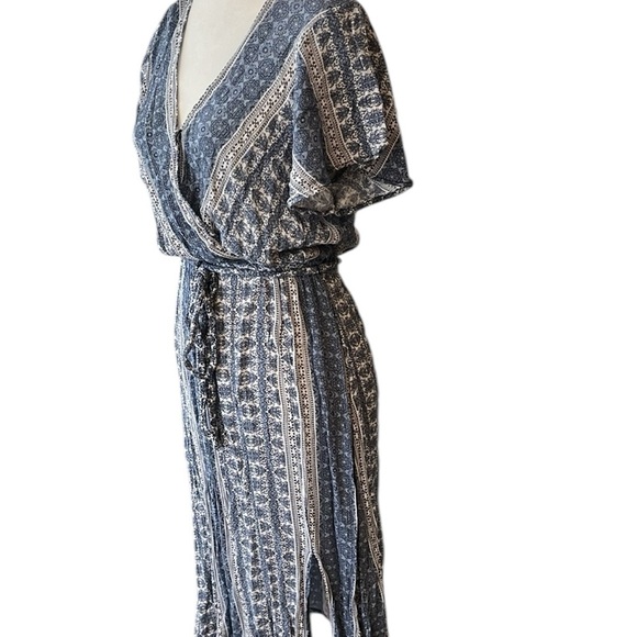Francesca’s Mi Ami Blue & White Floral Midi Dress Size Medium - Picture 1 of 5